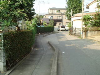 本町4-8 左側歩道が水路跡
