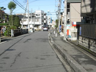 本町6-25 右側歩道が水路跡